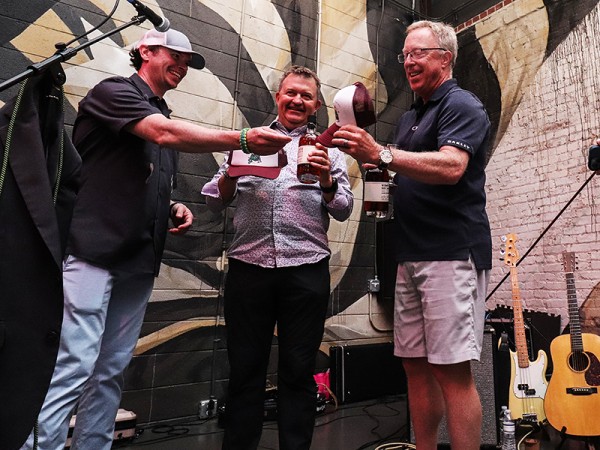 Daren Cole  LPOA and Rob Andrews  Safehold Special Risk   SAMMY partners for 25 years receive a gift Daren Cole  LPOA and Rob Andrews  Safehold Special Risk   SAMMY partners for 25 years receive a gift